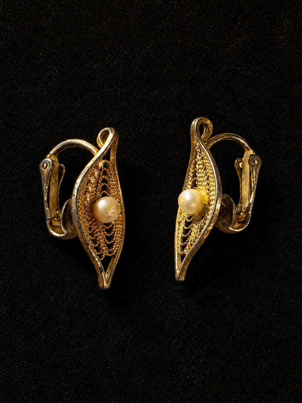 ⚜️ Sarah Coventry | Mid-century-style Filigree Clip-Ons | Gold-Tone Faux Pearl �